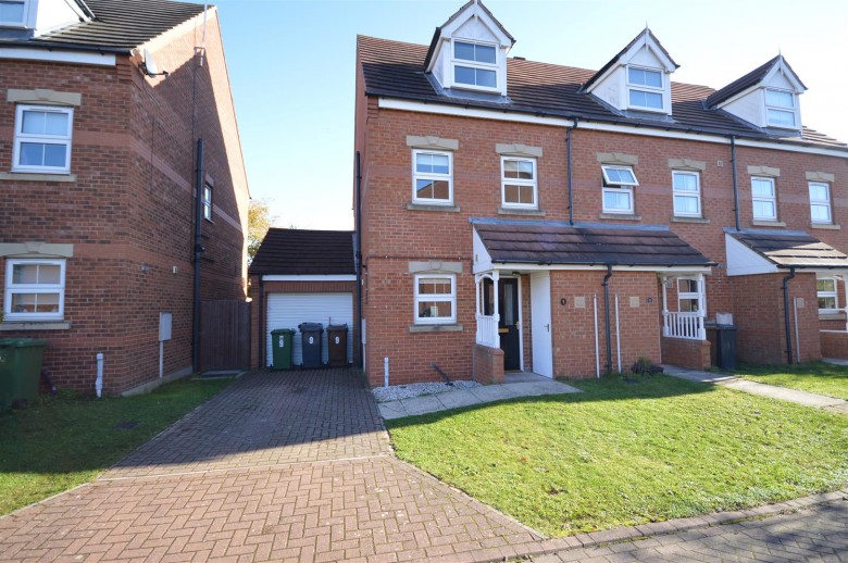 Click the photo for more details of Leland Close, Lincoln