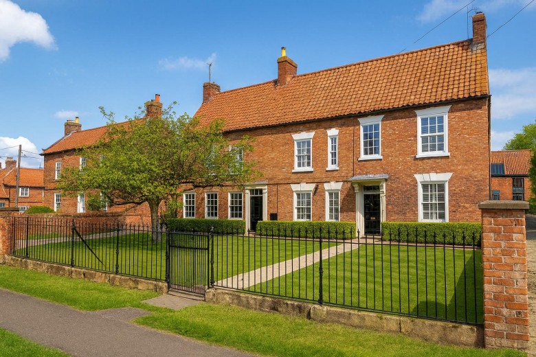 Click the photo for more details of Main Road, Long Bennington, Newark