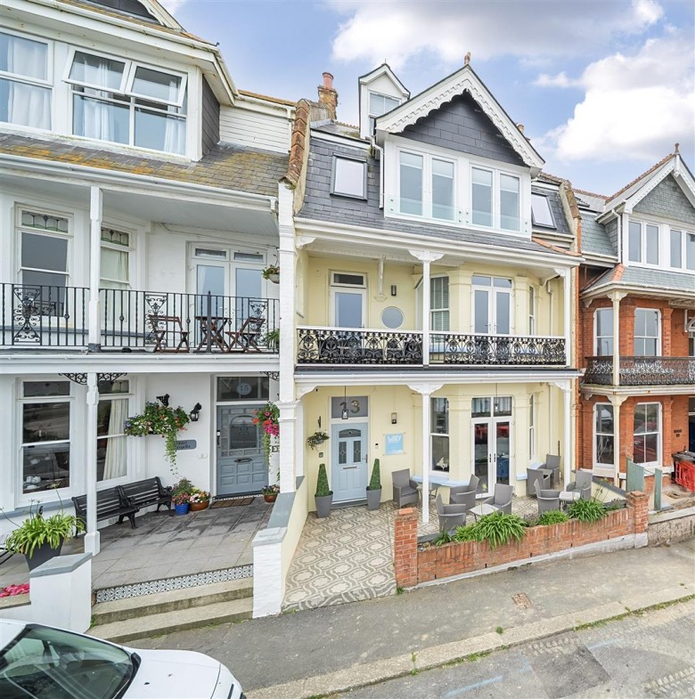 Click the photo for more details of Lazy Waves, Island Crescent, Newquay