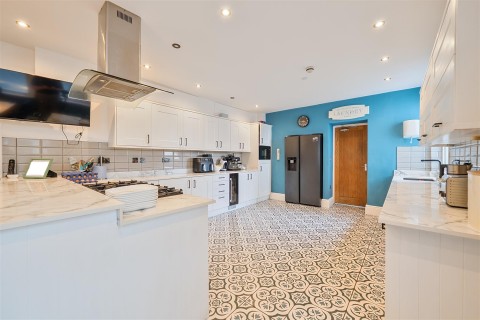 Click the photo for more details of Lazy Waves, Island Crescent, Newquay