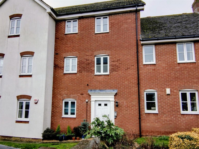 Images for 5, Makepeace House, Eastfields, Braunston, NN11