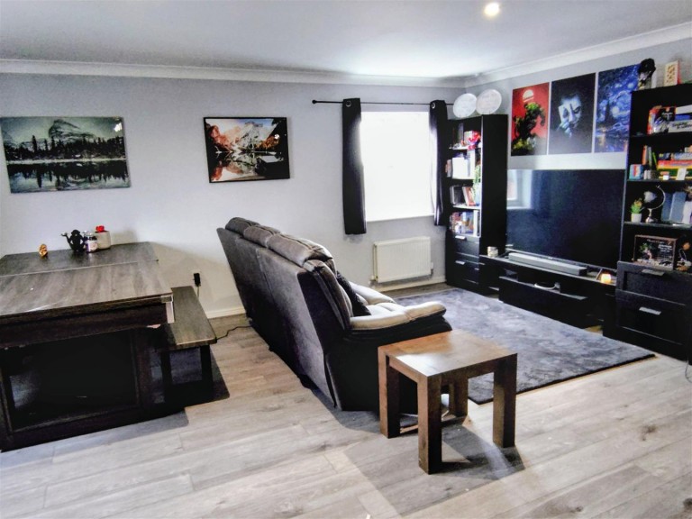 Images for 5, Makepeace House, Eastfields, Braunston, NN11