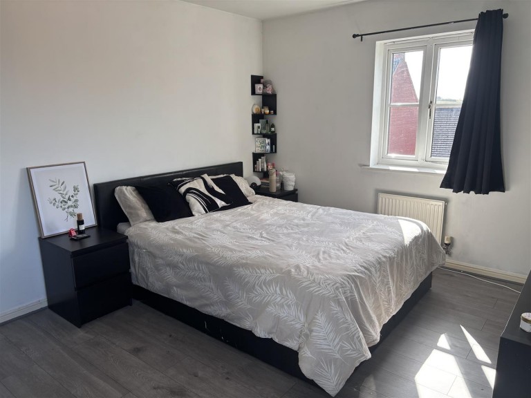 Images for 5, Makepeace House, Eastfields, Braunston, NN11