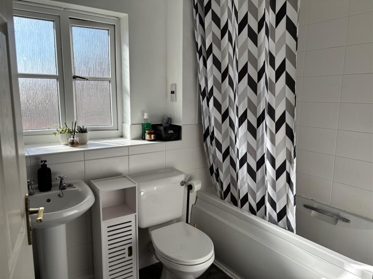 Images for 5, Makepeace House, Eastfields, Braunston, NN11
