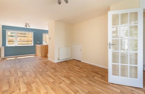 Click the photo for more details of Queens Road, Cowes