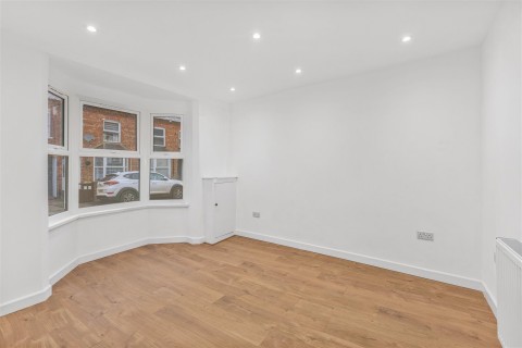 Click the photo for more details of Gibbs Road, Banbury - three bedrooms, fully renovated