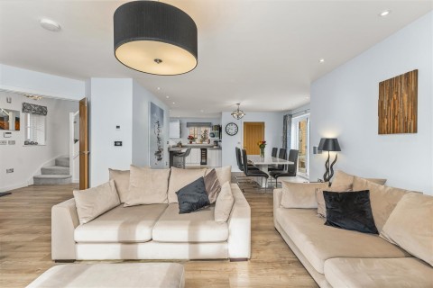 Click the photo for more details of Hightown Road, Banbury - stunning bespoke interior