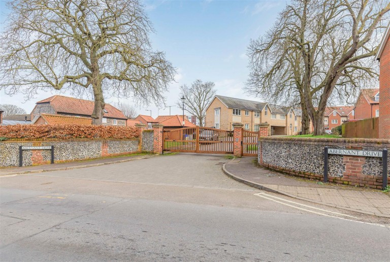 Images for Abernant Drive, Newmarket