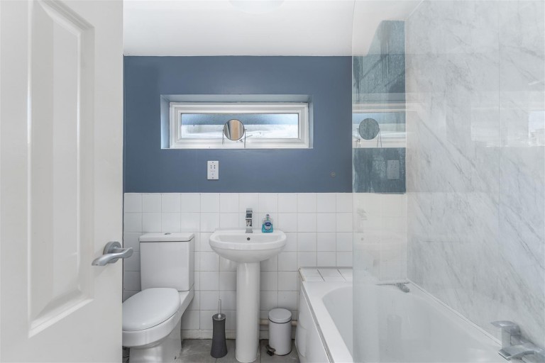 Images for Wards Crescent, Bodicote - chain free
