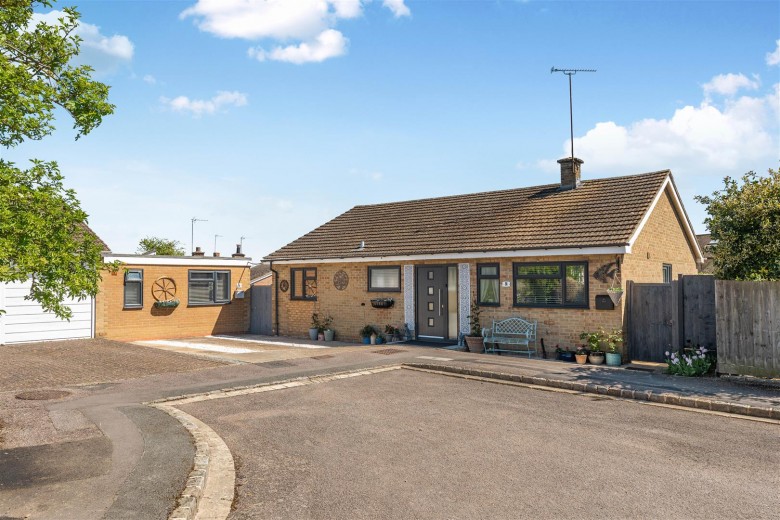 Click the photo for more details of Buzzards Close, Little Bourton