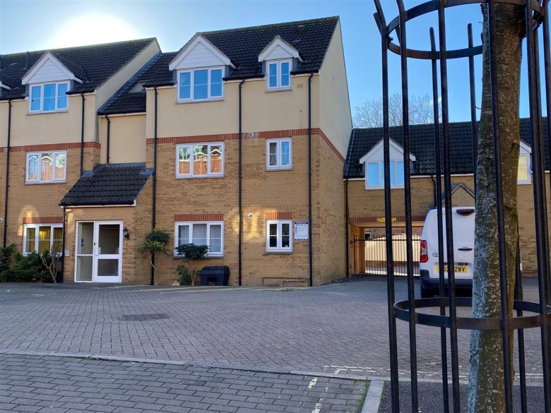 Click the photo for more details of Pollards Way