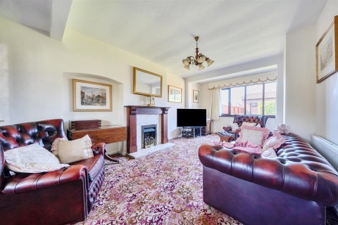 Click the photo for more details of Lutterworth Road, Burbage, Hinckley, Leicestershire, LE10