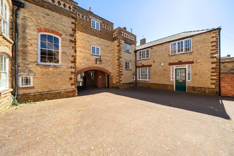 Images for White Horse Yard, Towcester, NN12