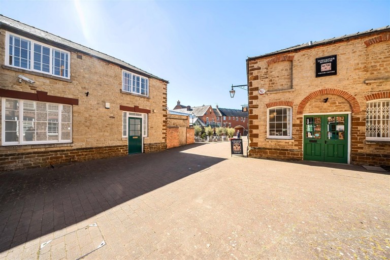 Images for White Horse Yard, Towcester, NN12