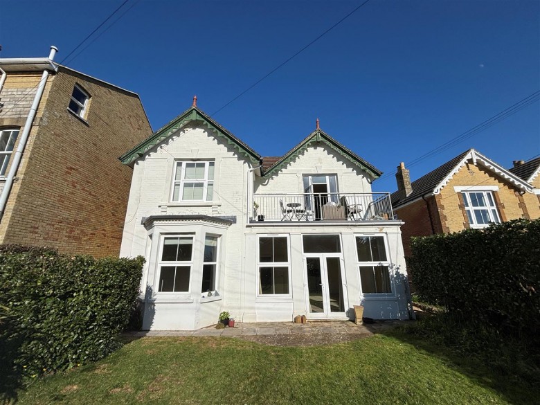 Click the photo for more details of Gate Lane, Freshwater Bay