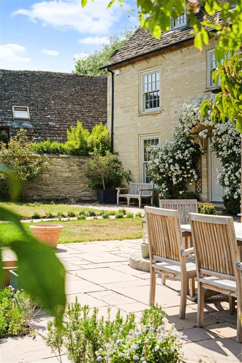 Click the photo for more details of Alvescot, Oxfordshire