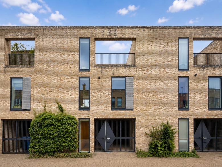 Click the photo for more details of Henslow Mews, Cambridge
