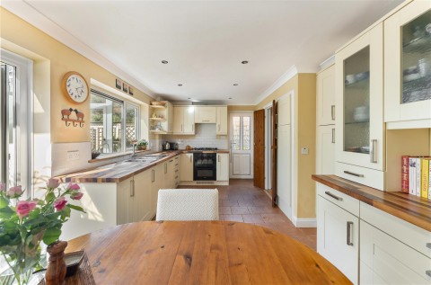 Click the photo for more details of Wales Street, Kings Sutton - Close to railway station