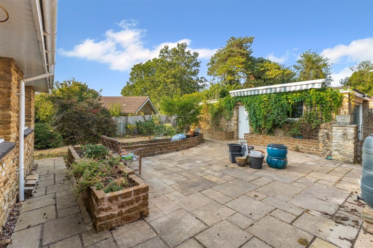Images for Holland Rise, Kings Sutton - no upward chain
