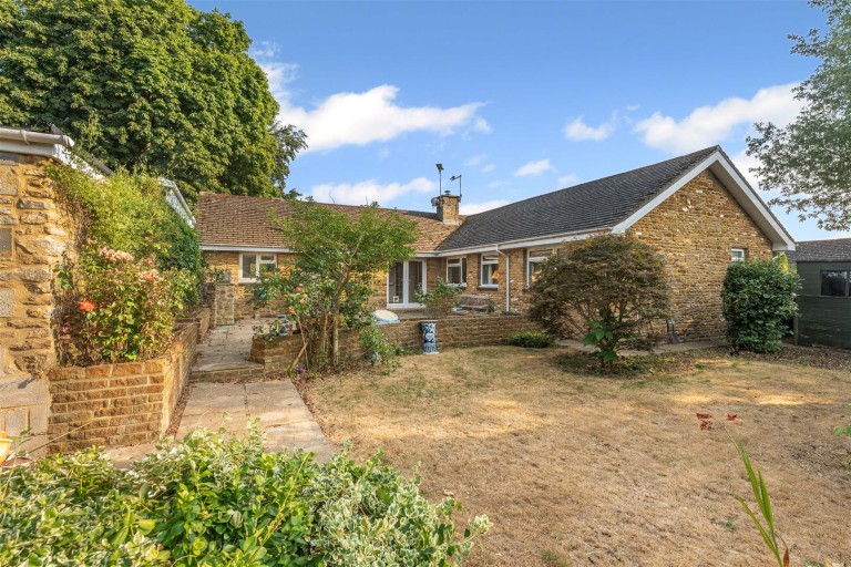 Images for Holland Rise, Kings Sutton - no upward chain