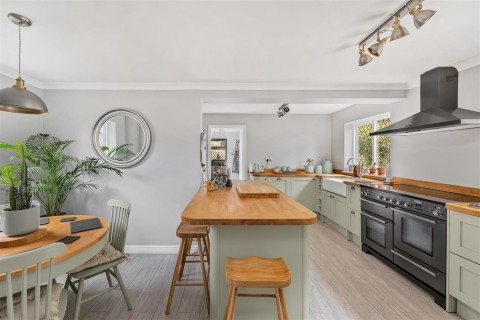 Click the photo for more details of Chestnut Road, Mollington - Stunning garden