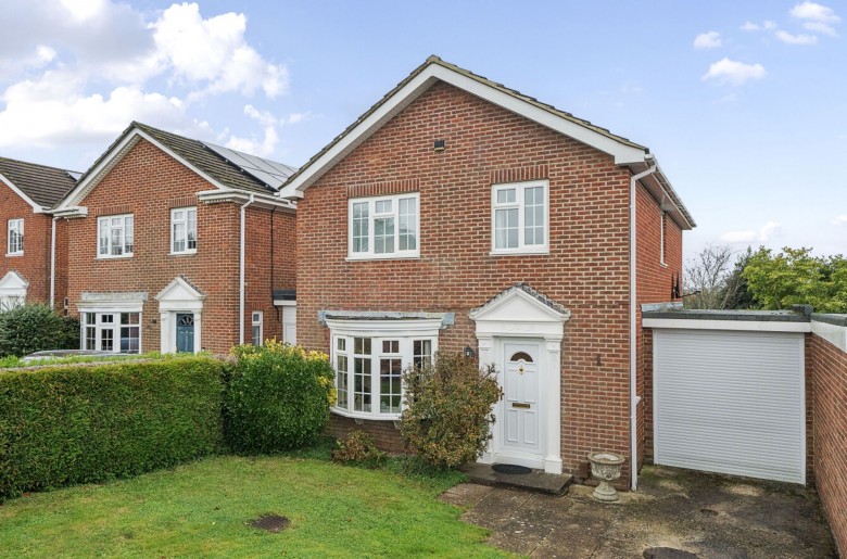 Click the photo for more details of Selborne Close, Petersfield, GU32