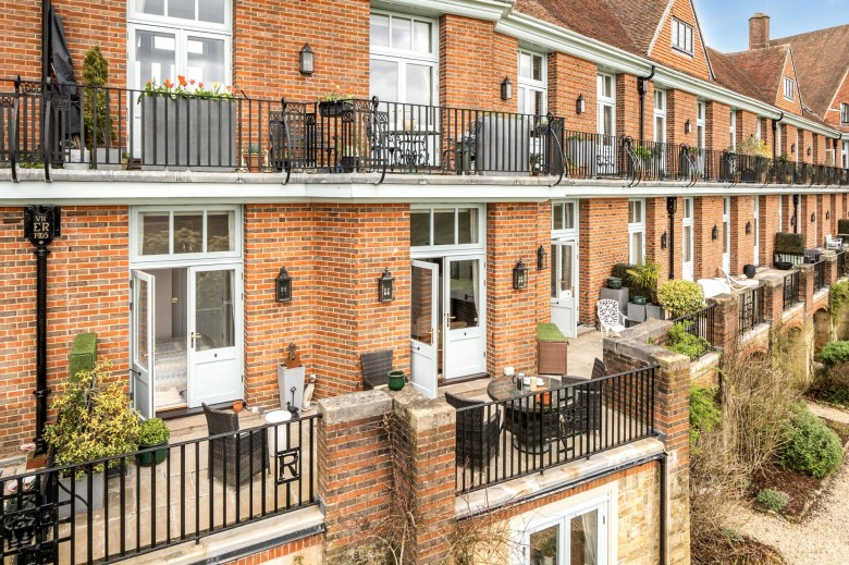 Click the photo for more details of Kings Drive, Midhurst, GU29