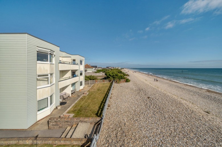 Click the photo for more details of Seafields, Bracklesham Bay, PO20