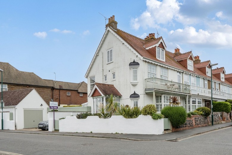 Click the photo for more details of Sea Road, Felpham, PO22