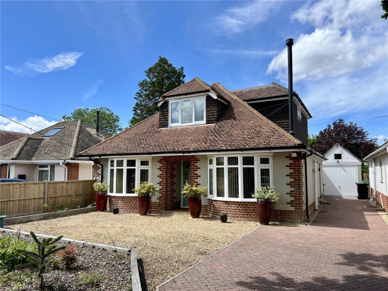 Click the photo for more details of Avenue Road, Walkford