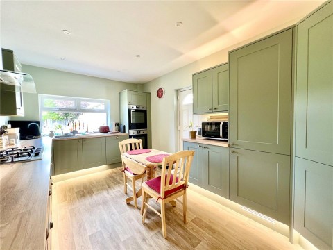 Click the photo for more details of Avenue Road, Walkford