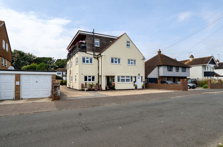 Click the photo for more details of Selsey Avenue, The Pearl, PO21