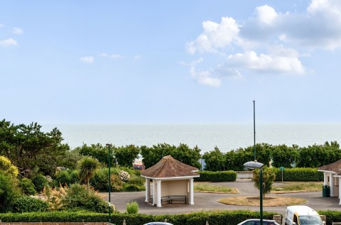 Click the photo for more details of Selsey Avenue, The Pearl, PO21