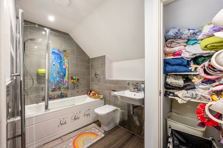 Images for Illett Way, Faygate, RH12