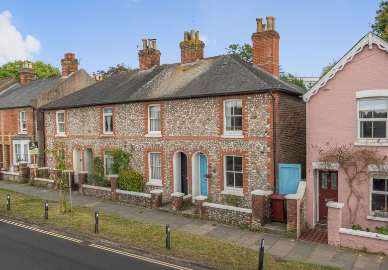 Click the photo for more details of Orchard Street, Chichester, PO19