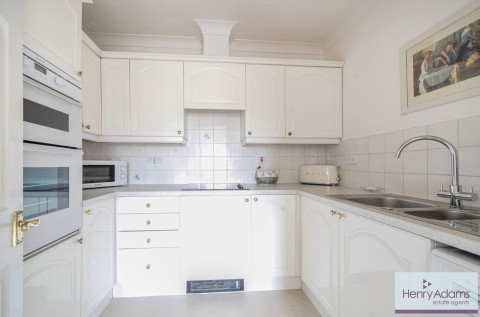 Click the photo for more details of King George Avenue, Petersfield, GU32