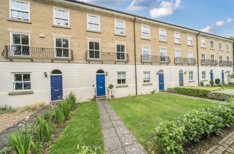 Click the photo for more details of King George Gardens, Chichester, PO19
