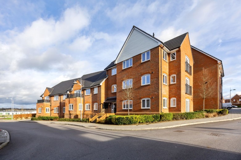 Click the photo for more details of Pondtail Walk, Faygate, RH12