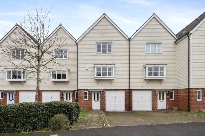 Click the photo for more details of Deer Way, Horsham, RH12