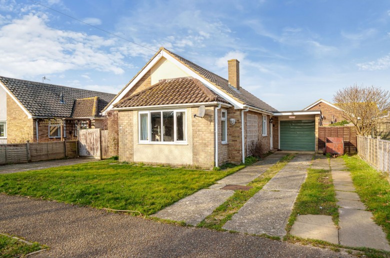 Click the photo for more details of York Road, Selsey, PO20