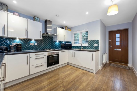 Click the photo for more details of Kilnwood Close, Faygate, RH12