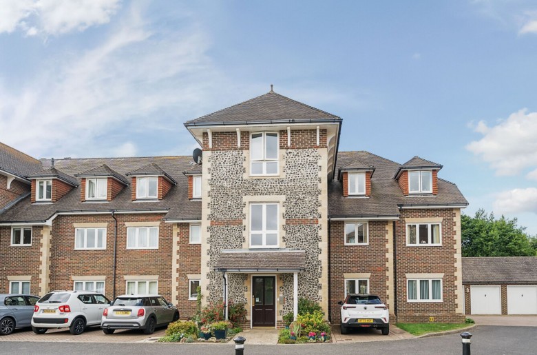 Click the photo for more details of Greenfields, Middleton-On-Sea, PO22