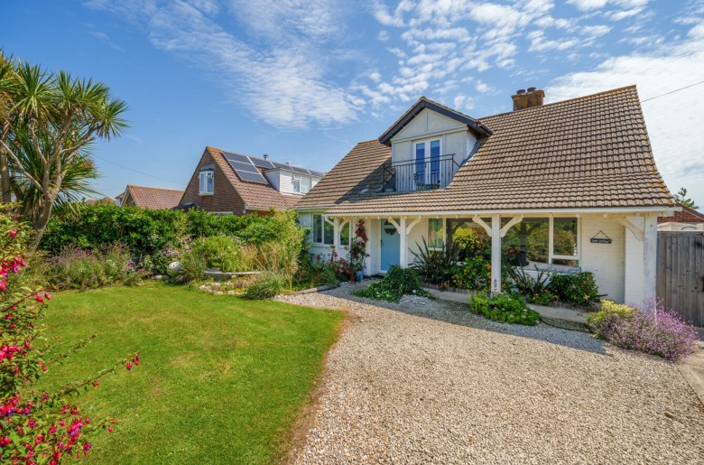 Click the photo for more details of Jolliffe Road, West Wittering, PO20