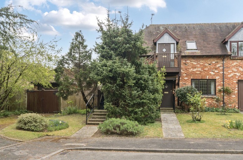 Click the photo for more details of Selham Close, Chichester, PO19