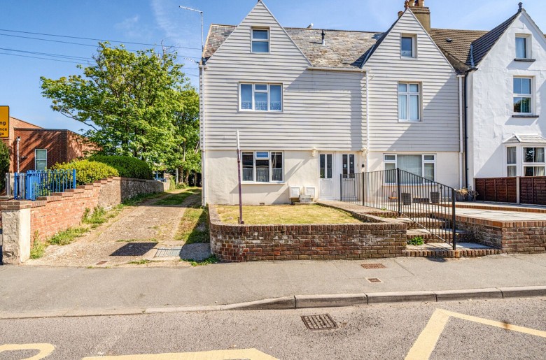 Click the photo for more details of East Street, Selsey, PO20