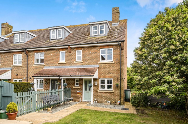 Click the photo for more details of Hunnisett Close, Selsey, PO20