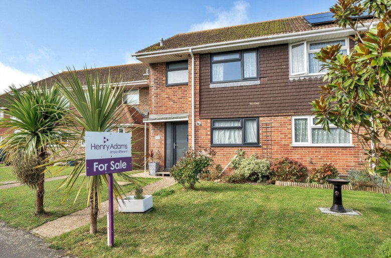 Click the photo for more details of Gainsborough Drive, Selsey, PO20