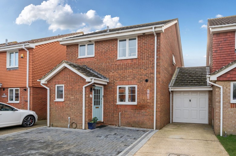Click the photo for more details of Spinney Close, Selsey, PO20