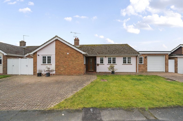 Click the photo for more details of Penn Close, Middleton-On-Sea, PO22