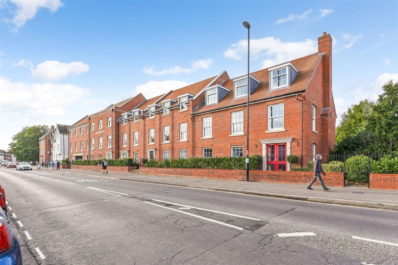 Click the photo for more details of The Hornet, Chichester, PO19